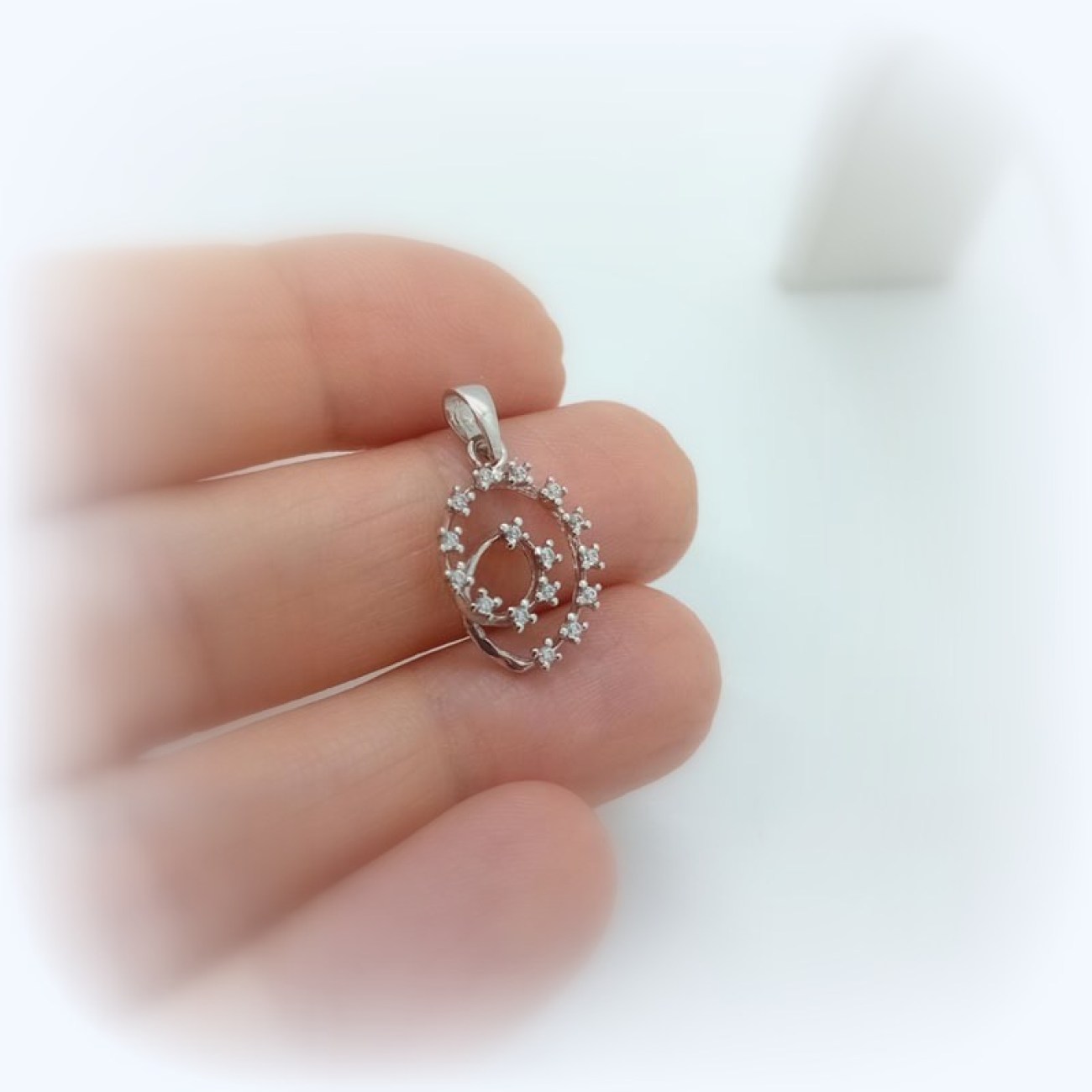 Λευκόχρυσο μενταγιόν Κ14 ΣΠΙΡΑΛ με ζιργκόν