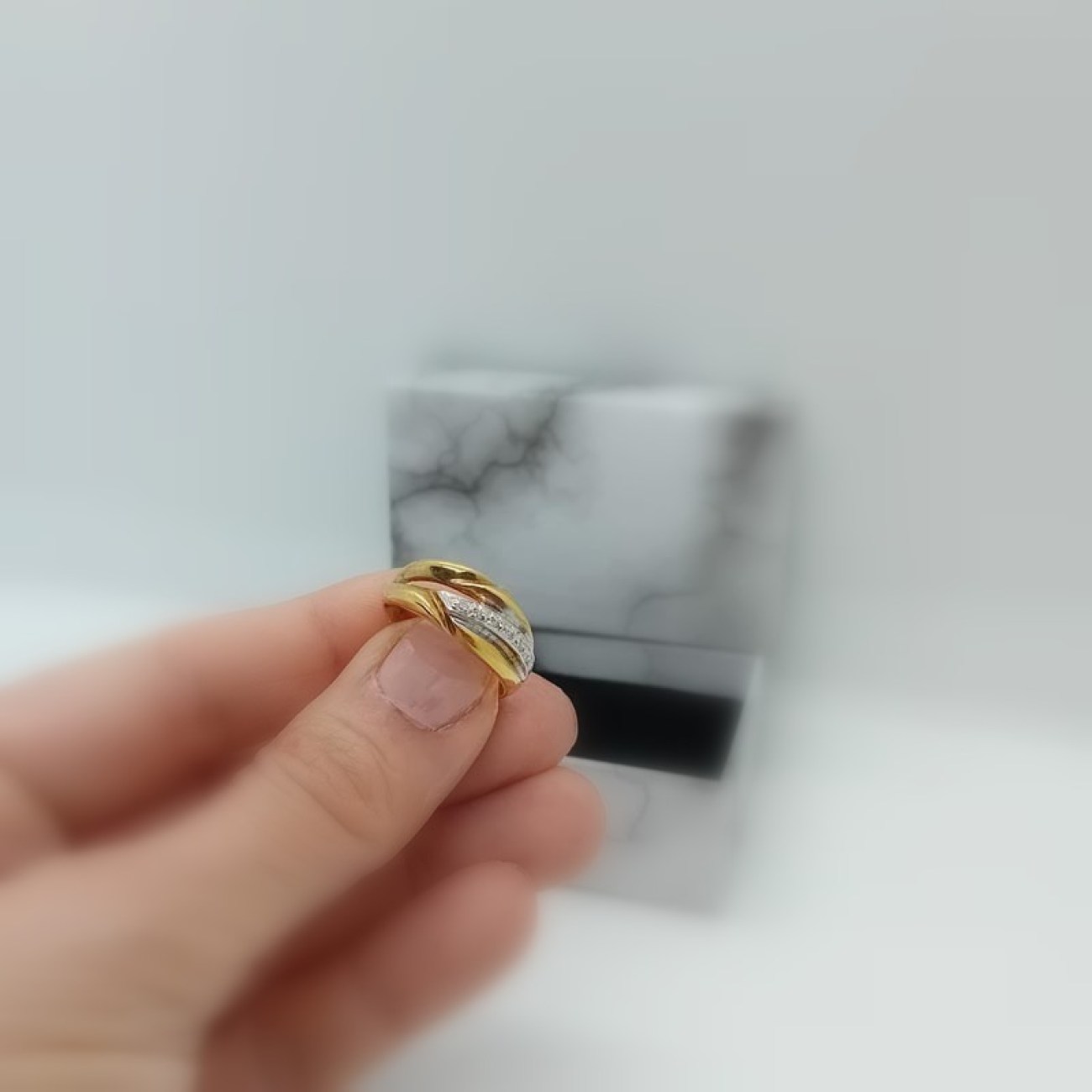 Χρυσό δαχτυλίδι Κ14 με μια σειρά ζιργκόν