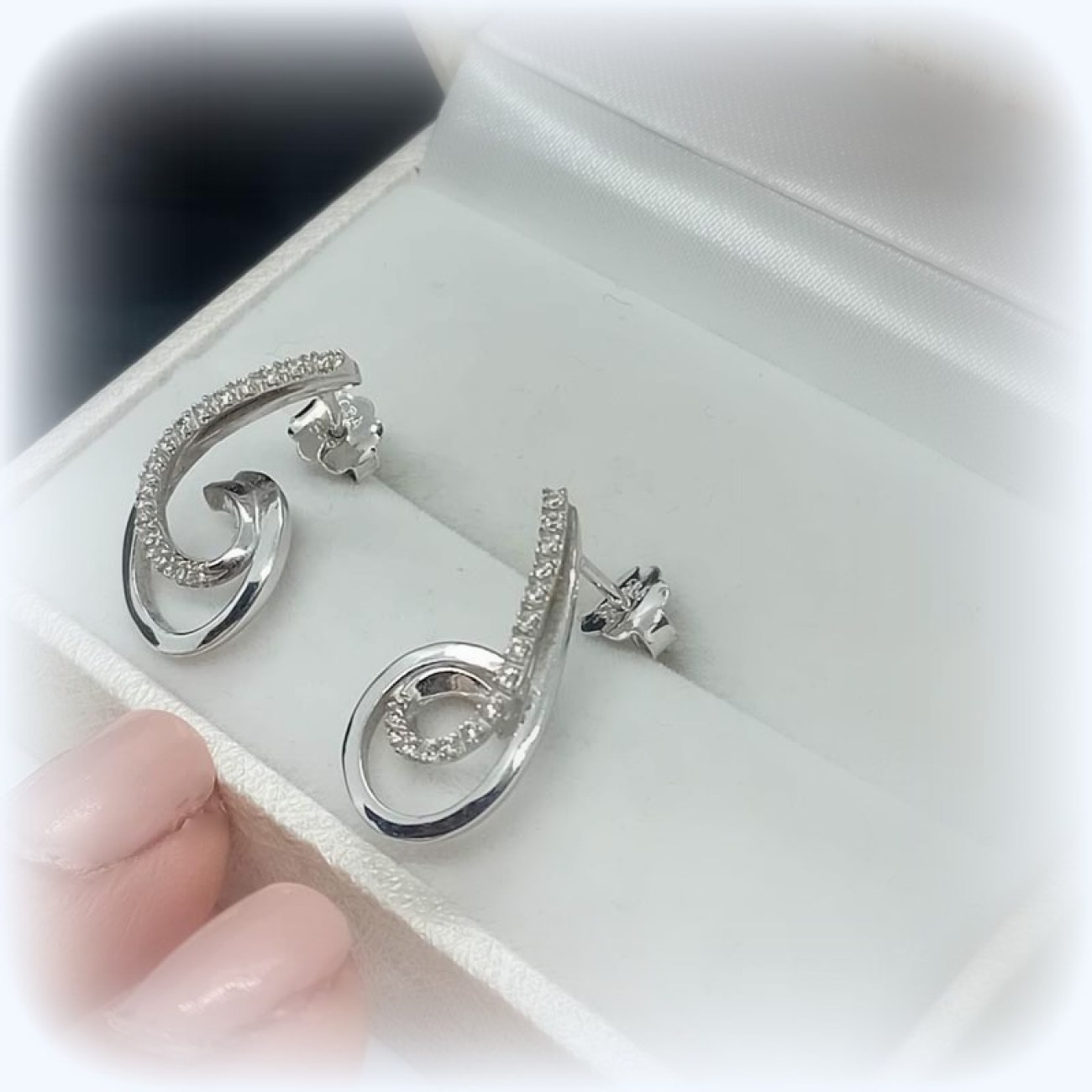 Σκουλαρίκια κρεμαστά λευκόχρυσα ζιργκόν "κύμα"