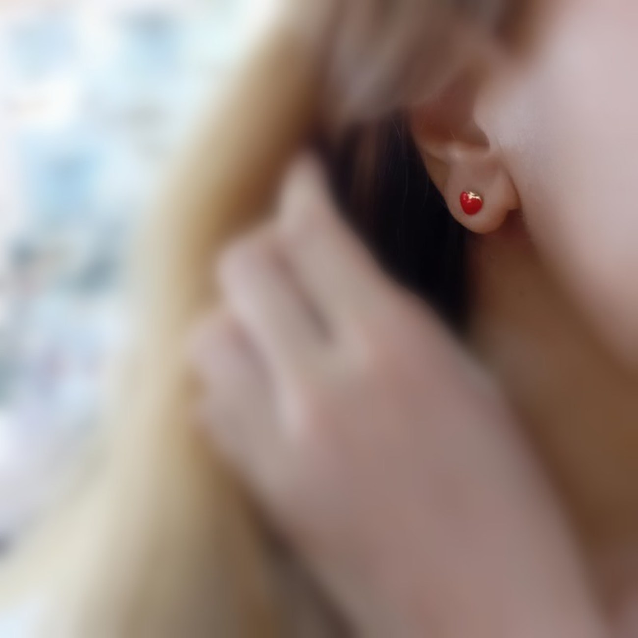 Χρυσά Κ14 καρφωτά σκουλαρίκια κόκκινη καρδιά