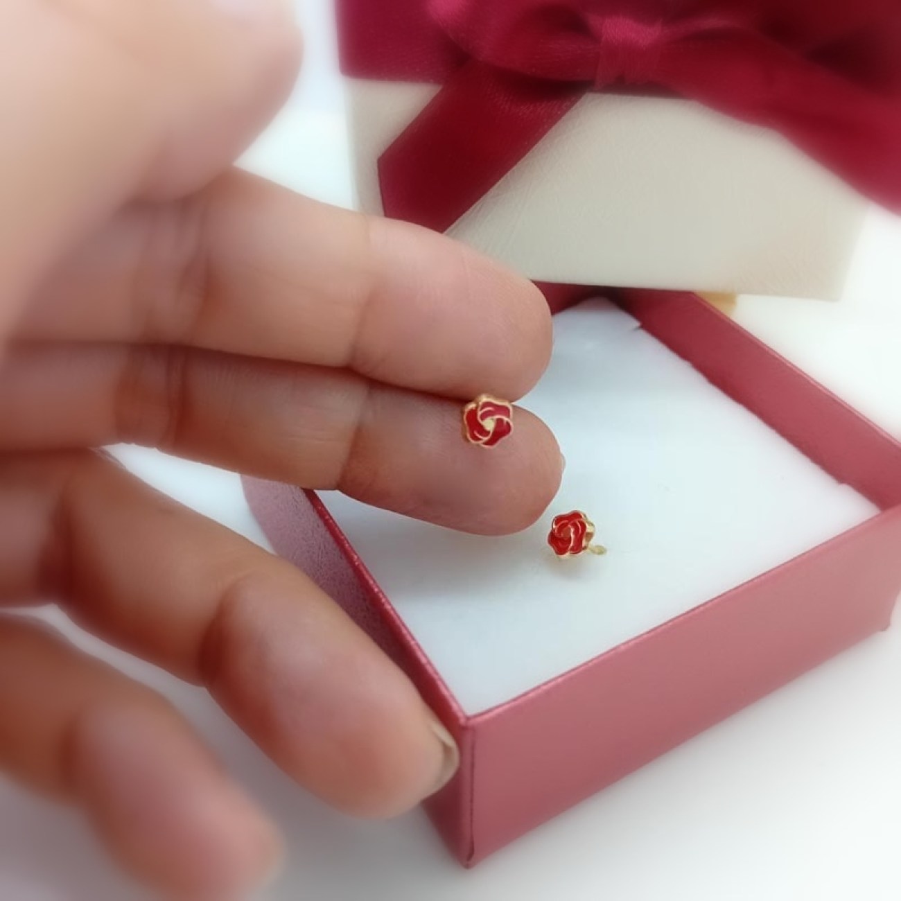 Χρυσά σκουλαρίκια κόκκινα τριανταφυλάκια Κ9