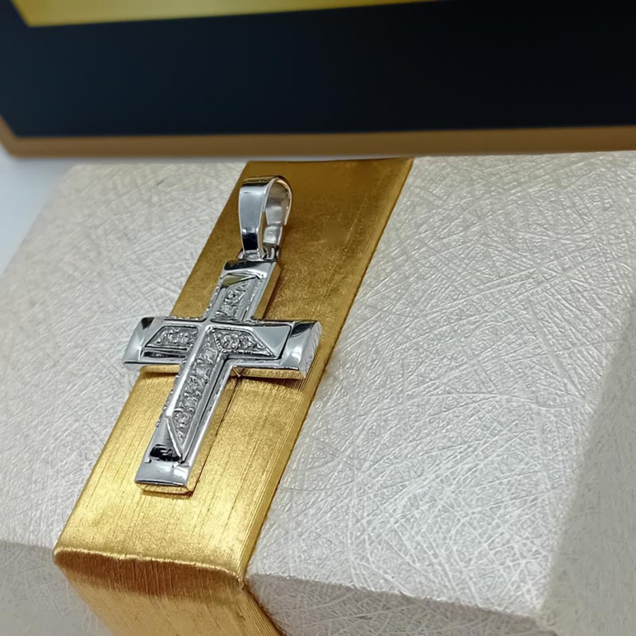 Βαρύτιμος λευκόχρυσος σταυρός Κ14 τρισδιάστατος 