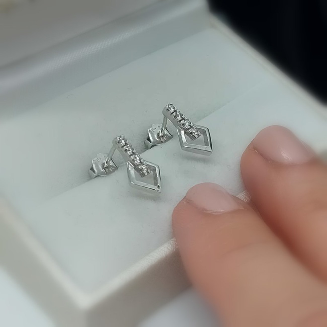 Σκουλαρίκια λευκόχρυσα Κ14 κρεμαστοί ρόμβοι