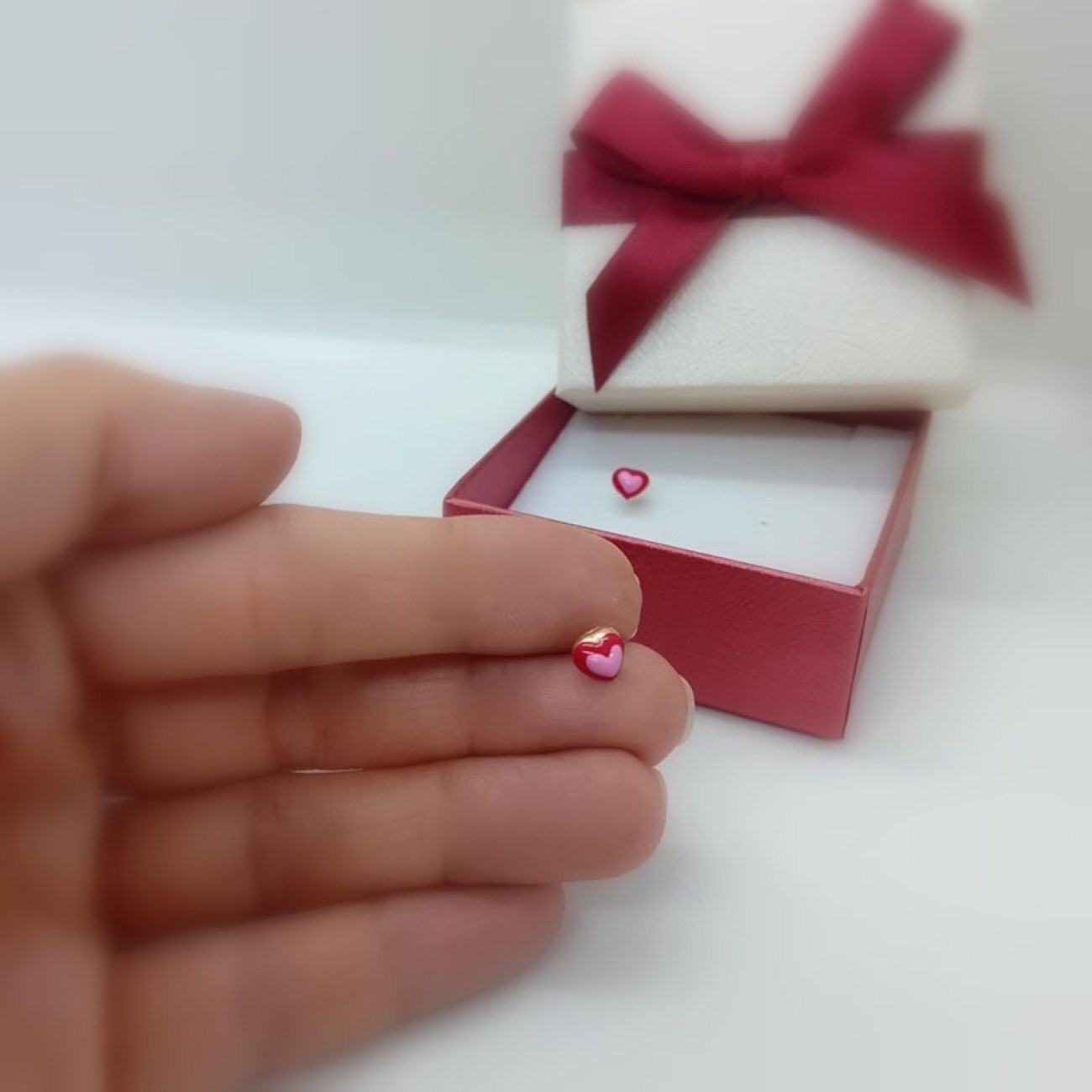 Χρυσά σκουλαρίκια Κ14 κόκκινο σμάλτο καρδιές 