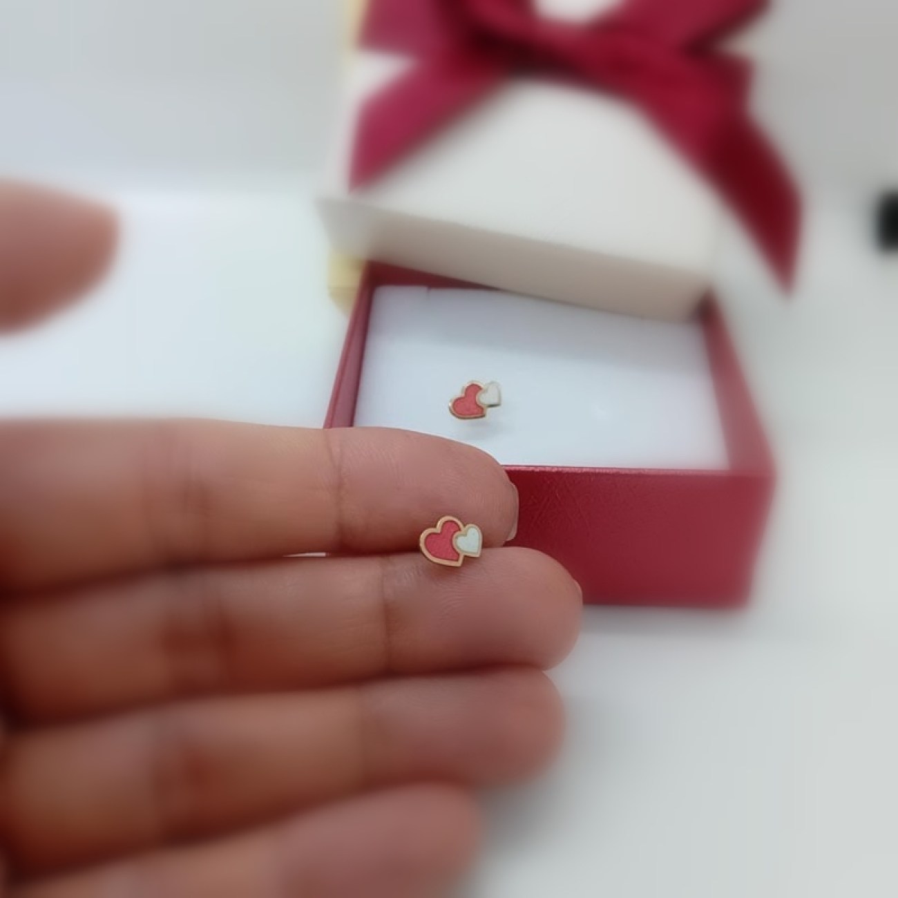 Σκουλαρίκια χρυσά καρδούλες magenta-λευκό