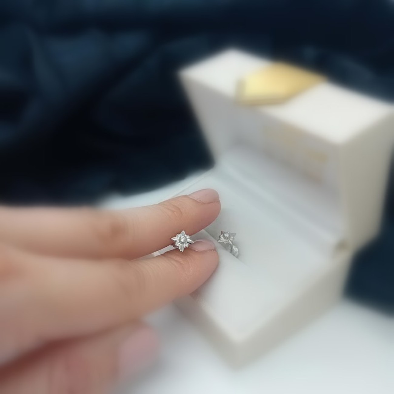 Σκουλαρίκια λευκόχρυσα Κ14 ζιργκόν "σταυρολούλουδα"