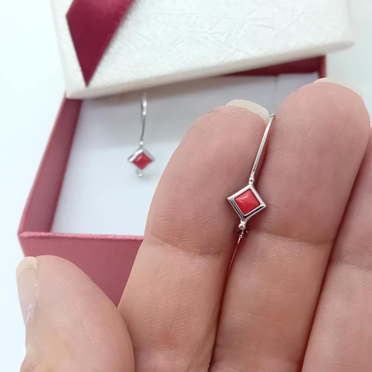 Λευκόχρυσα μακριά σκουλαρίκια κοράλλι