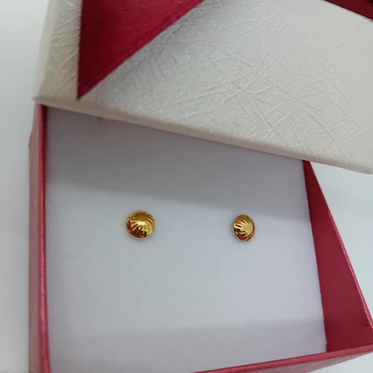 Χρυσά σκουλαρίκια Κ14 διακριτικού μεγέθους στρογγυλά