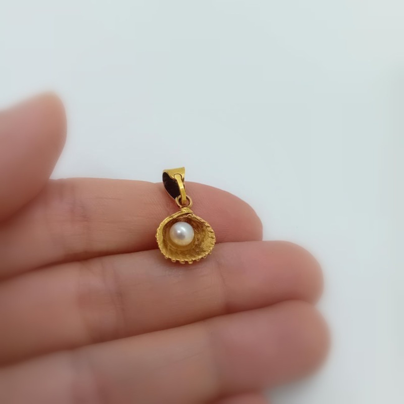 Χρυσό μενταγιόν κοχύλι με μαργαριτάρι
