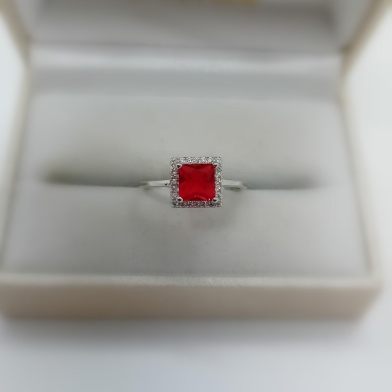 Ασημένιο δαχτυλίδι με κόκκινη τετράγωνη πέτρα 