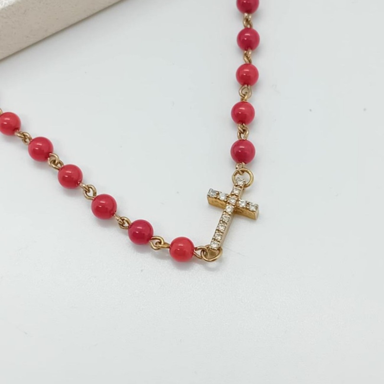 Κολιέ από κοράλλι με σταυρό ΑΣΗΜΙ ΕΠΙΧΡΥΣΩΜΕΝΟ 