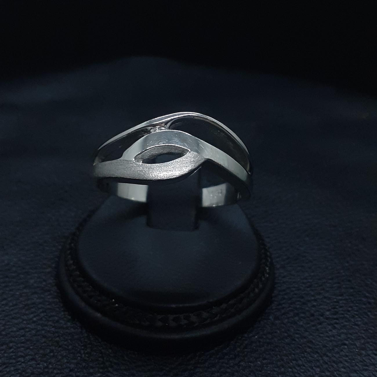 Λευκόχρυσο δαχτυλιδι Κ14 επιφάνεια λουστρέ και ζαγρέ