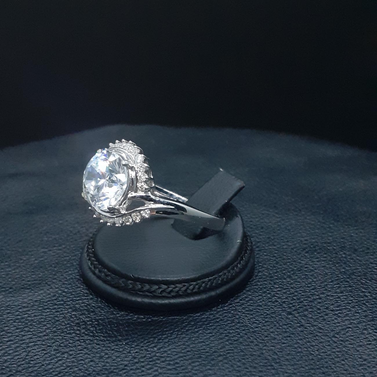 Λευκόχρυσο μονόπετρο 18Κ με λευκό ζιργκόν