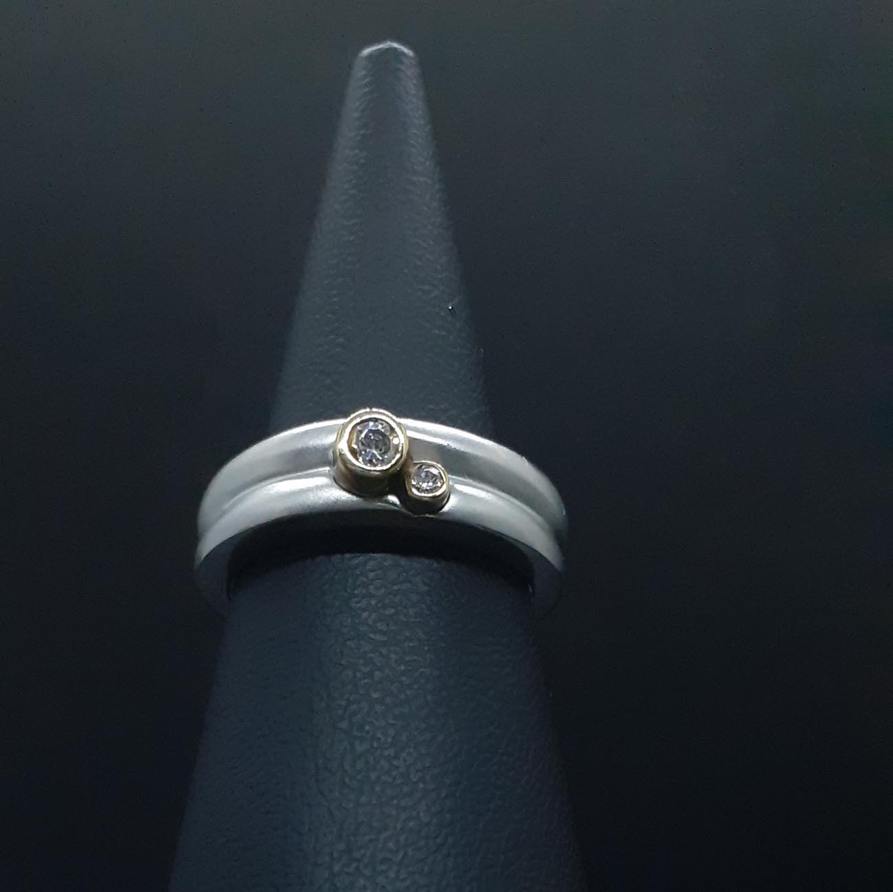 Δαχτυλίδι λευκόχρυσο Κ14 δύο κεντρικά ζιργκόν μίνιμαλ