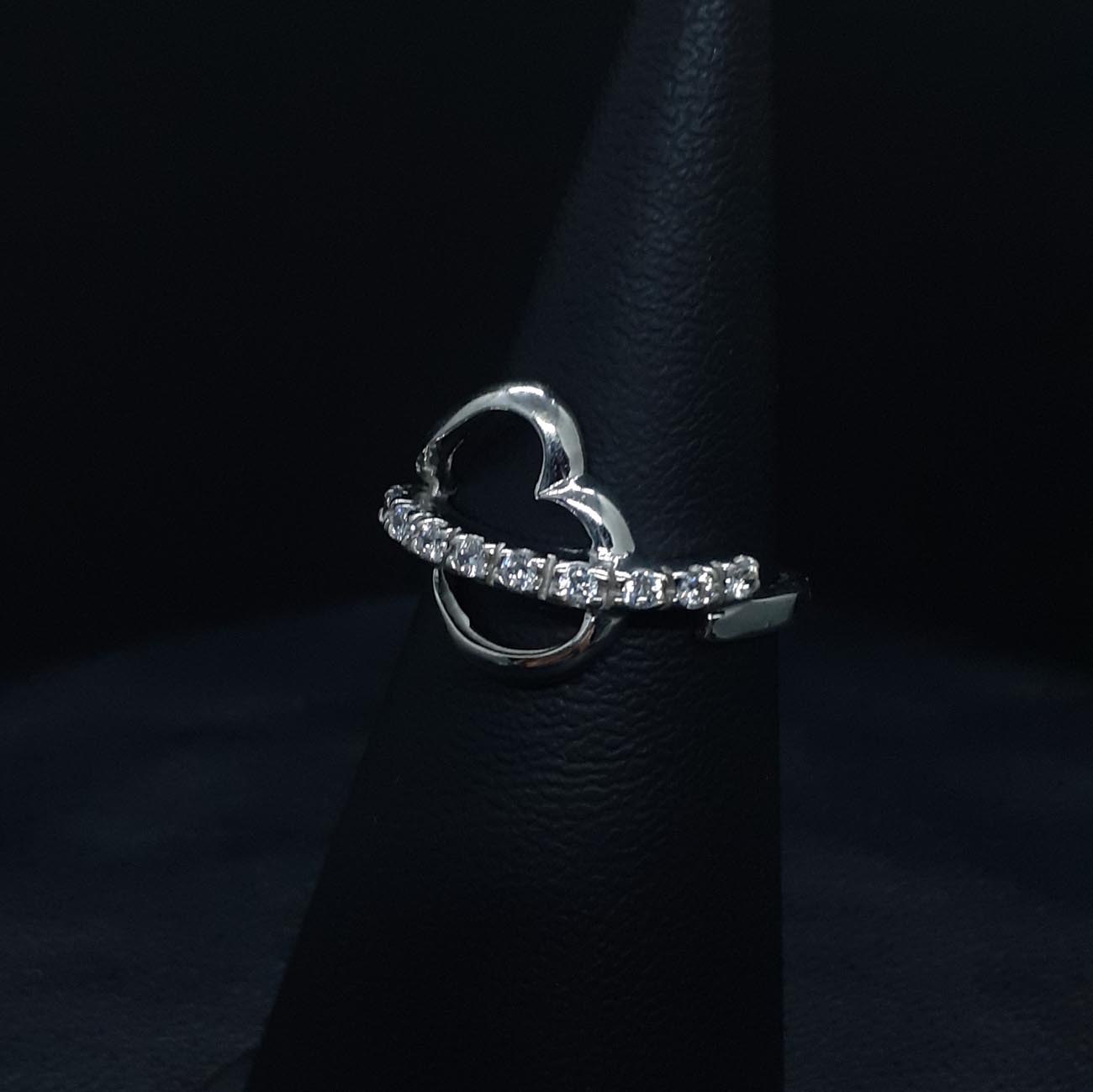 Λευκόχρυσο δαχτυλίδι Κ14 καρδιά και βέλος από ζιργκόν