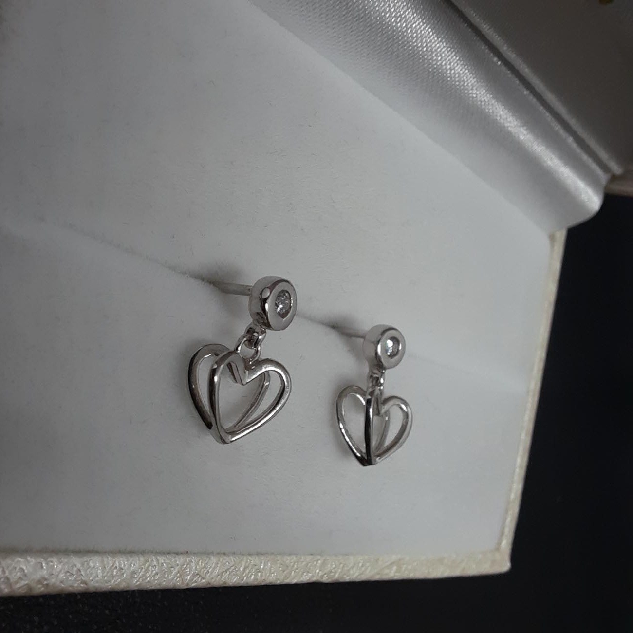 Σκουλαρίκια λευκόχρυσα ΚΑΡΔΙΕΣ Κ14 ζιργκόν