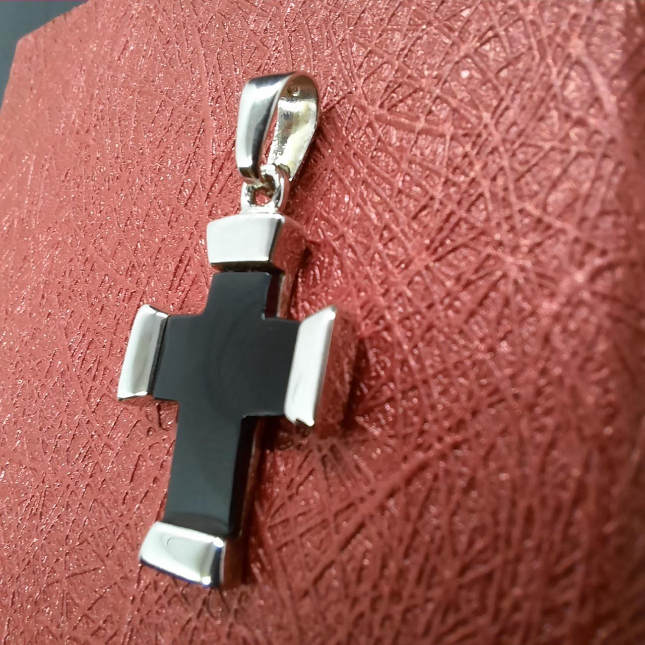 Ασημένιος σταυρός μαύρη επιφάνεια