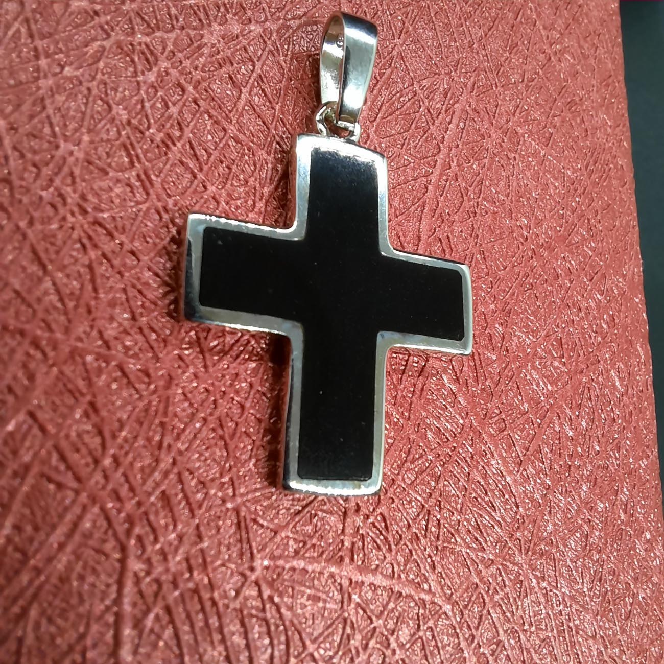 Ασημένιος σταυρός μαύρη επιφάνεια