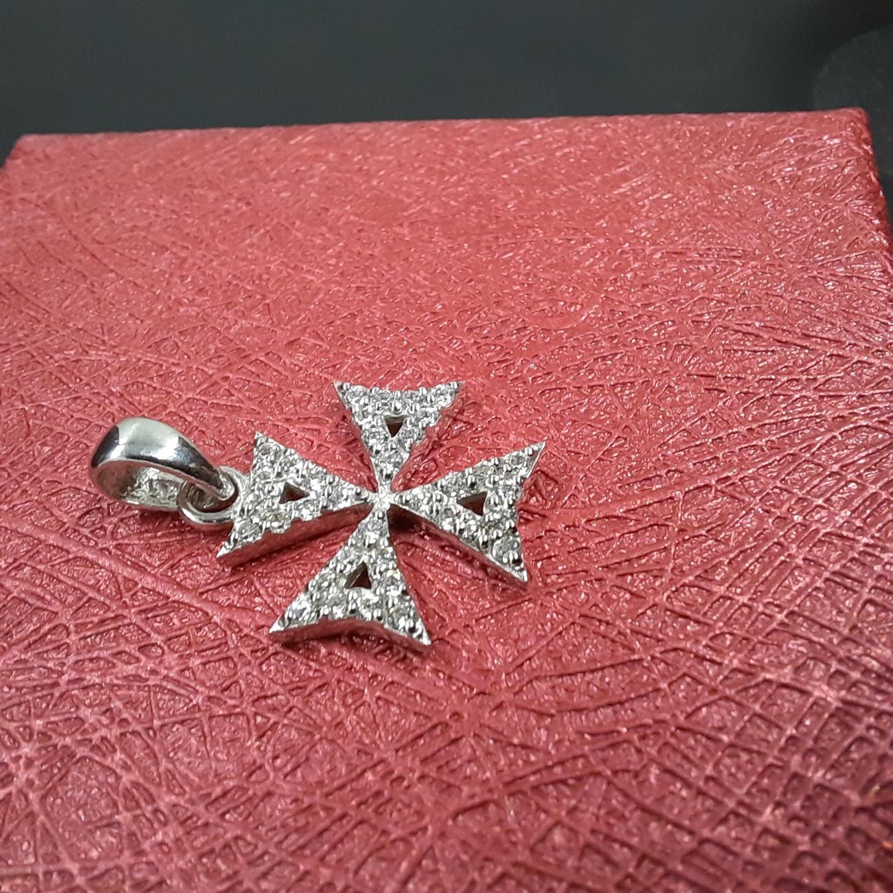 Ασημένιος βυζαντινός σταυρός με ζιργκόν