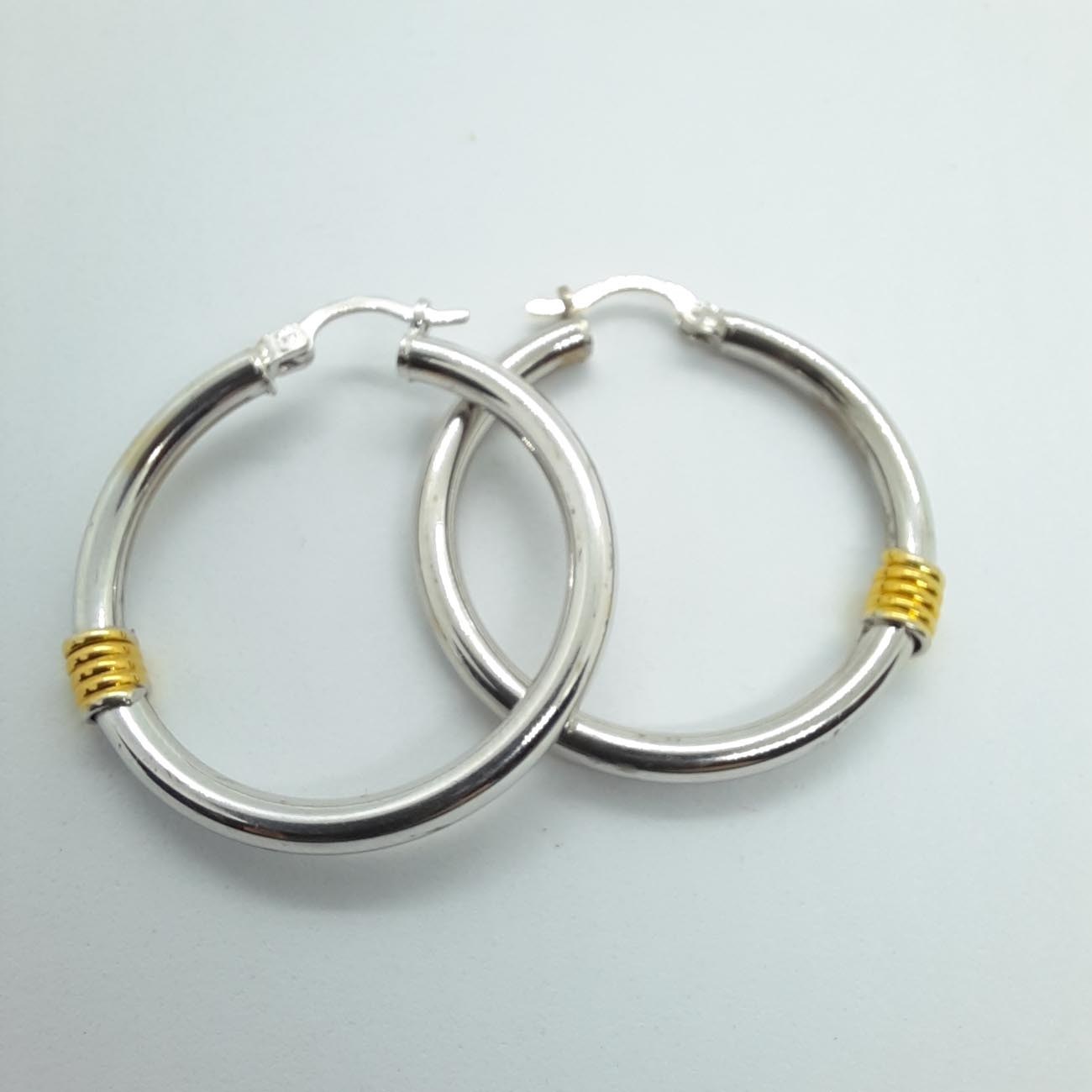 Λευκόχρυσα σκουλαρίκια κρίκοι Κ14 με χρυσή λεπτομέρεια