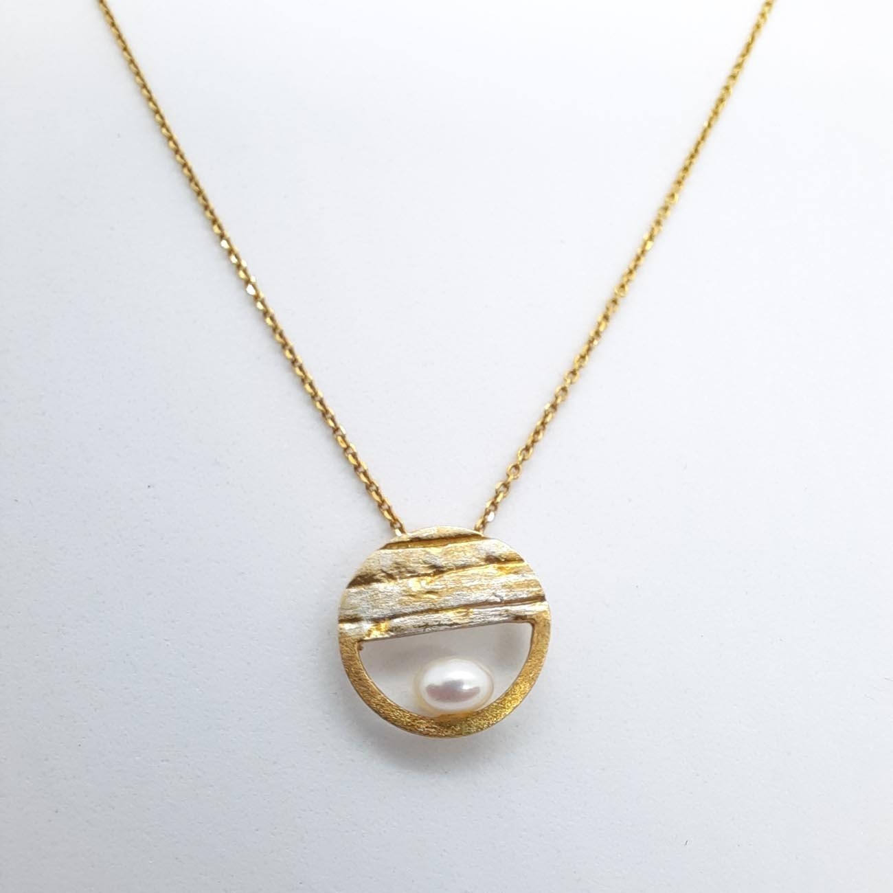 Καλλιτεχνικό κολιέ με πέρλα επιχρυσωμένο ασήμι