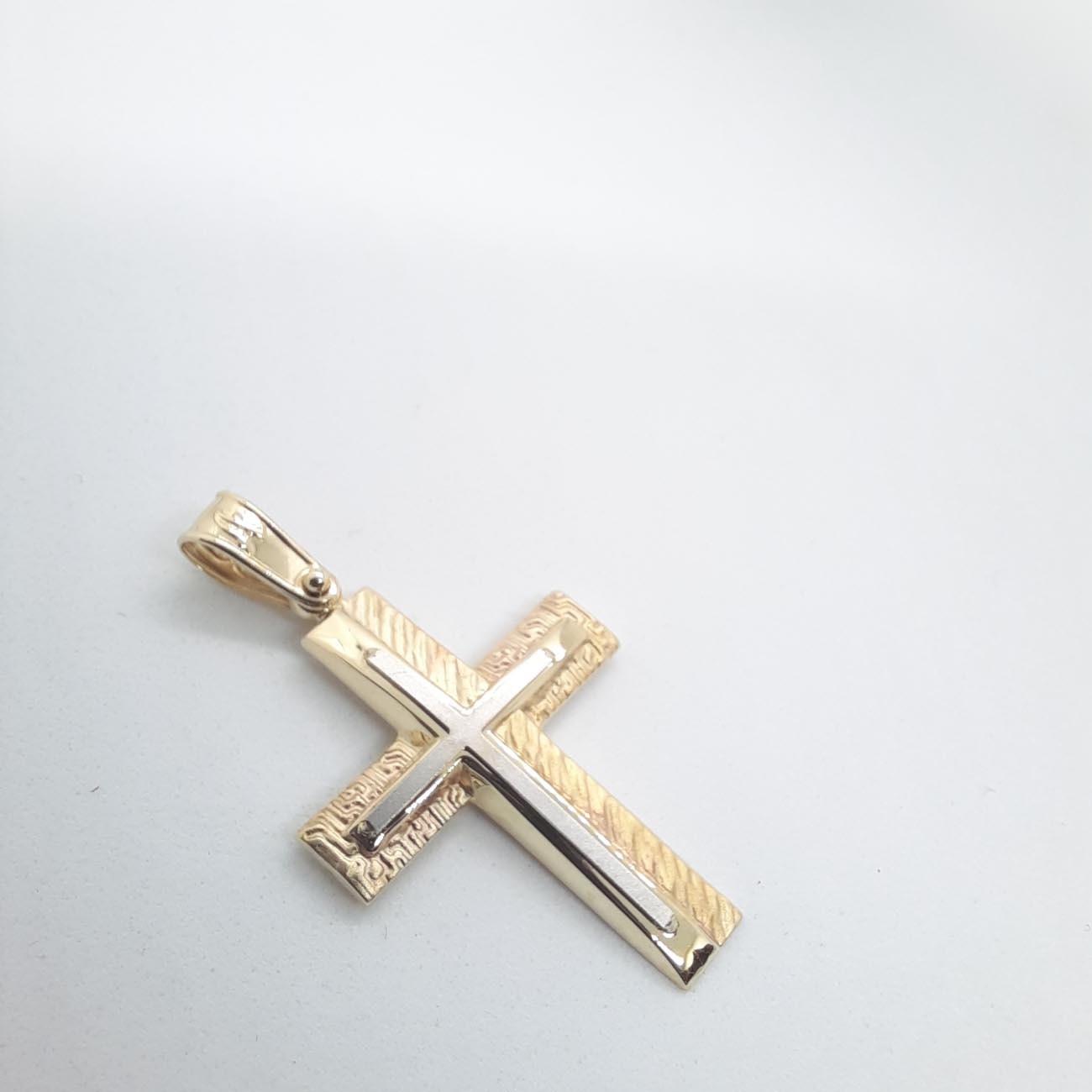 Σταυρός χρυσός K9 με λευκόχρυσο σταυρό και σκάλισμα