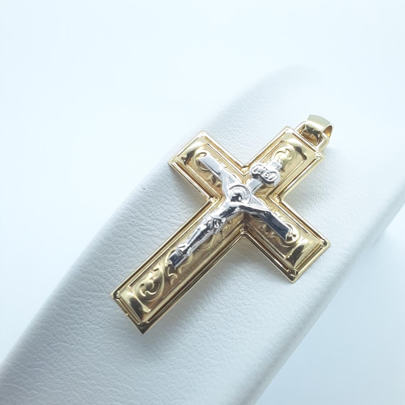 Σταυρός χρυσός Εσταυρωμένος K14