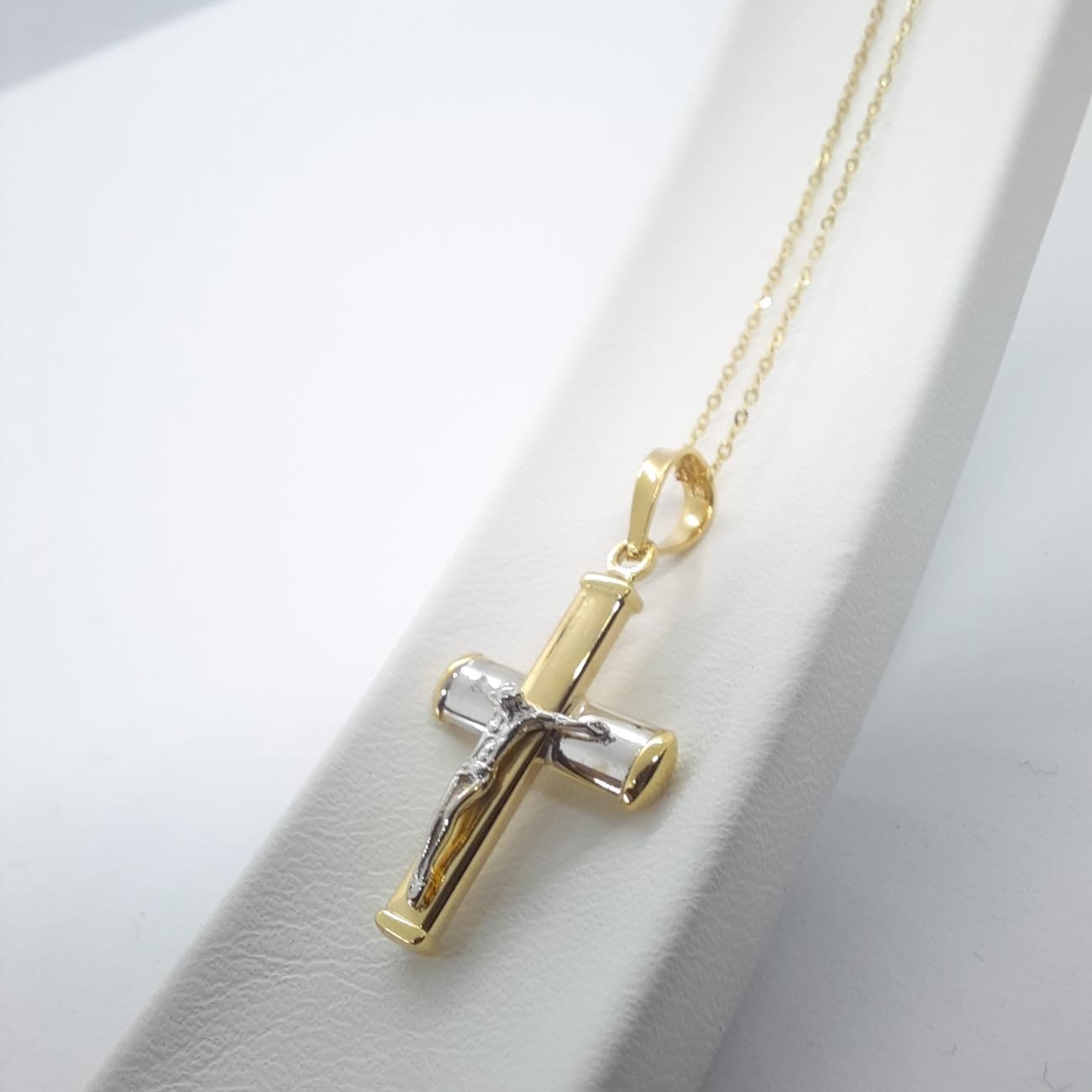 Χρυσός σταυρός με αλυσίδα και Εσταυρωμένο Κ9 