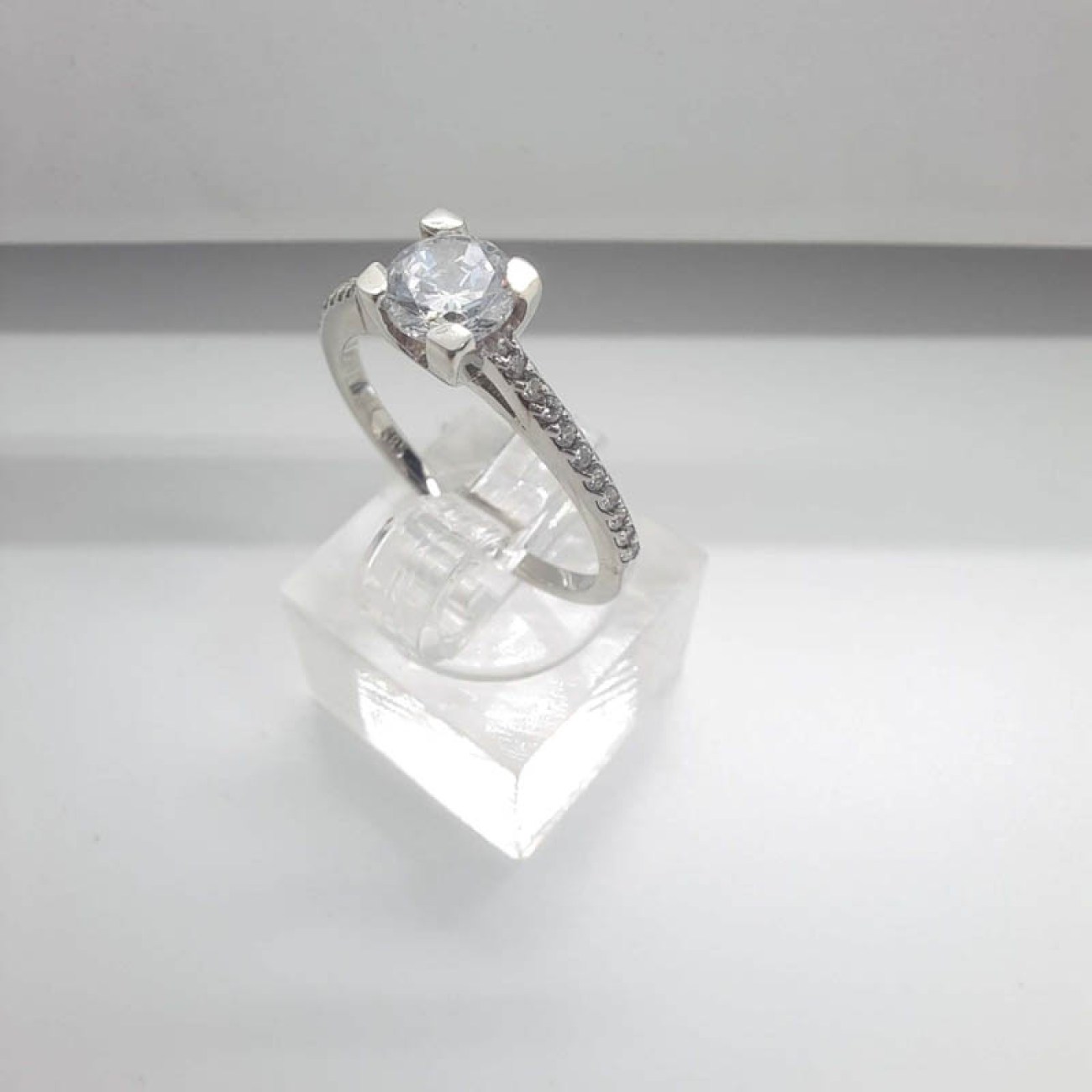 Δαχτυλίδι λευκόχρυσο ζιργκόν κ14