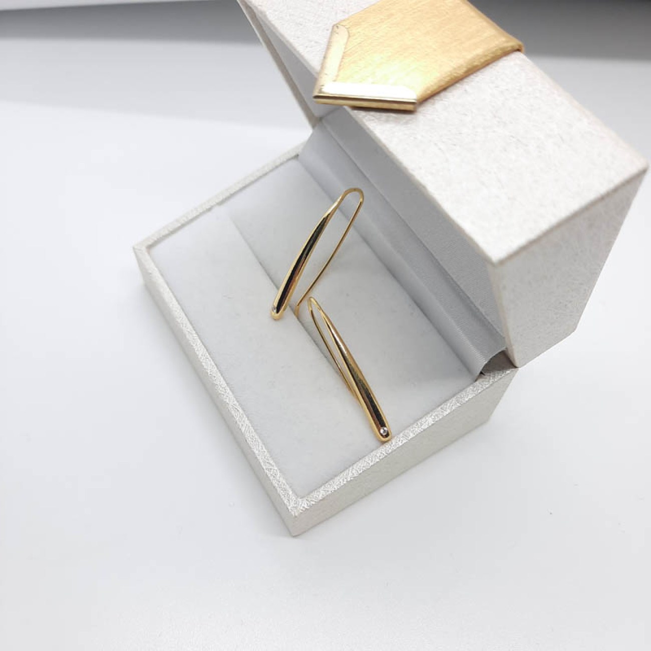 Σκουλαρίκια μπατόν επίχρυσα ζιργκόν