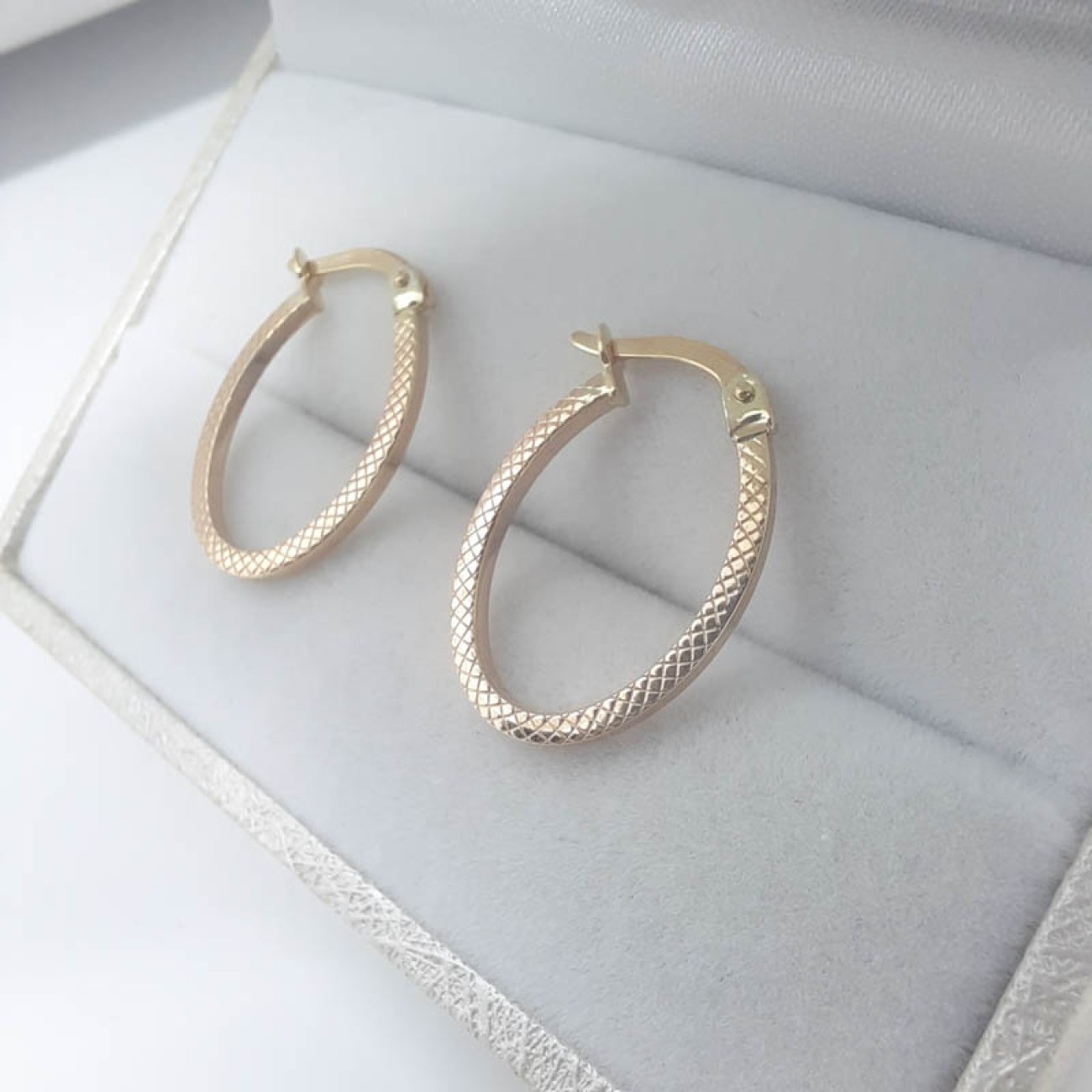 Κρίκοι οβάλ χρυσοί με χάραξη