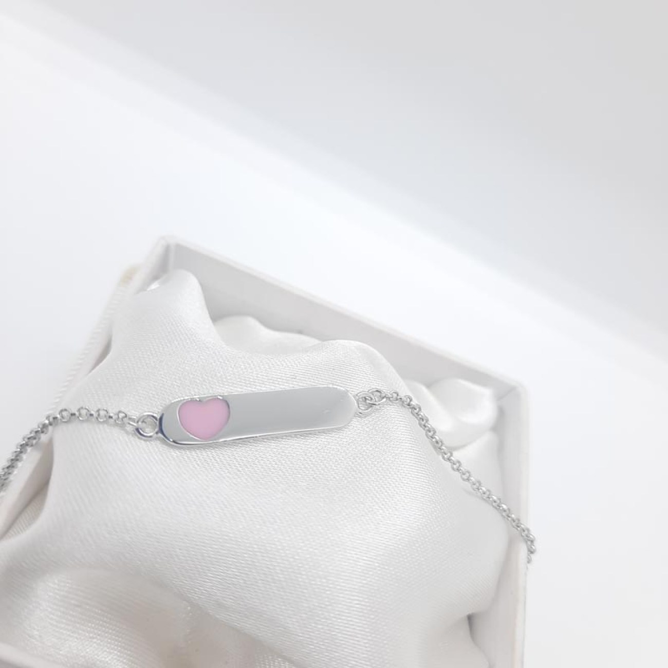 Ασημένια ταυτότητα με ροζ καρδιά