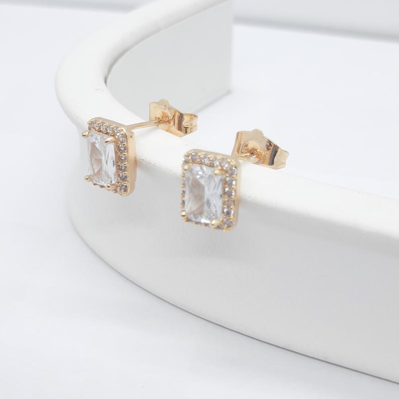 Σκουλαρίκια επίχρυσα shiny λευκά ζιργκόν