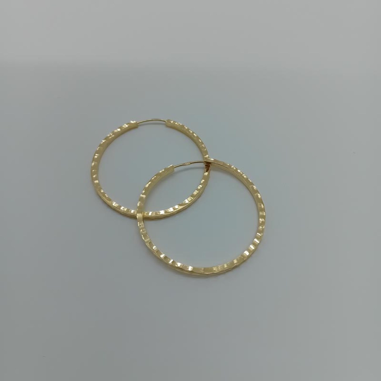 Χρυσοί κρίκοι με όμορφο σκάλισμα Κ9