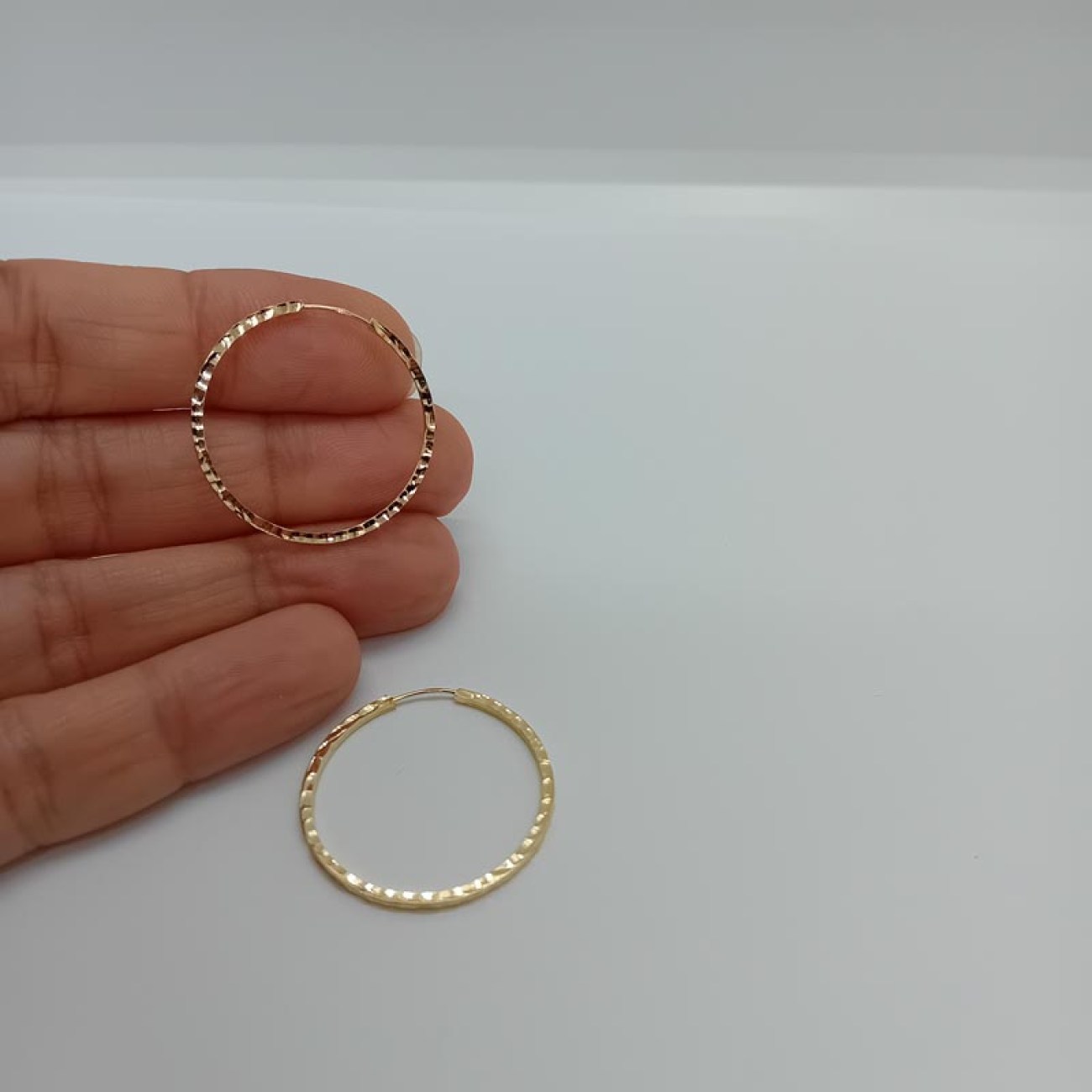 Χρυσοί κρίκοι με όμορφο σκάλισμα Κ9