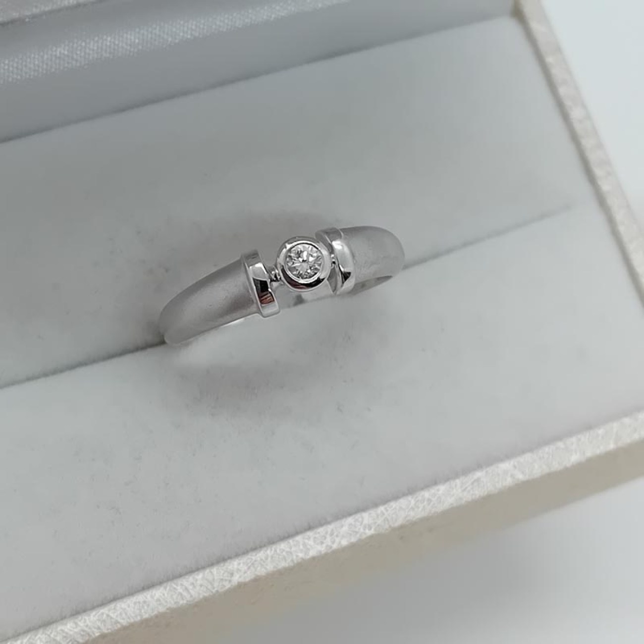 Δαχτυλίδι διαμάντι Κ18 finesse mat