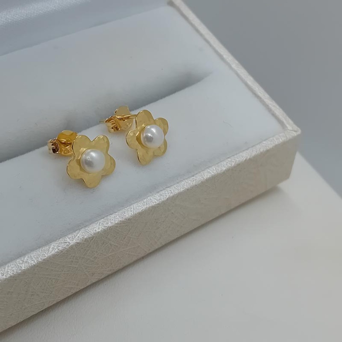 Επίχρυσα σκουλαρίκια σφυρήλατο άνθος με πέρλα