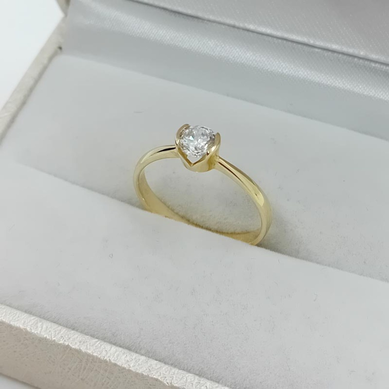 Ρομαντικό χρυσό μονόπετρο με λευκό ζιργκόν