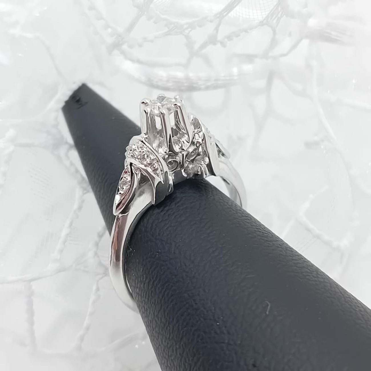 Μονόπετρο λευκόχρυσο με 7 διαμάντια