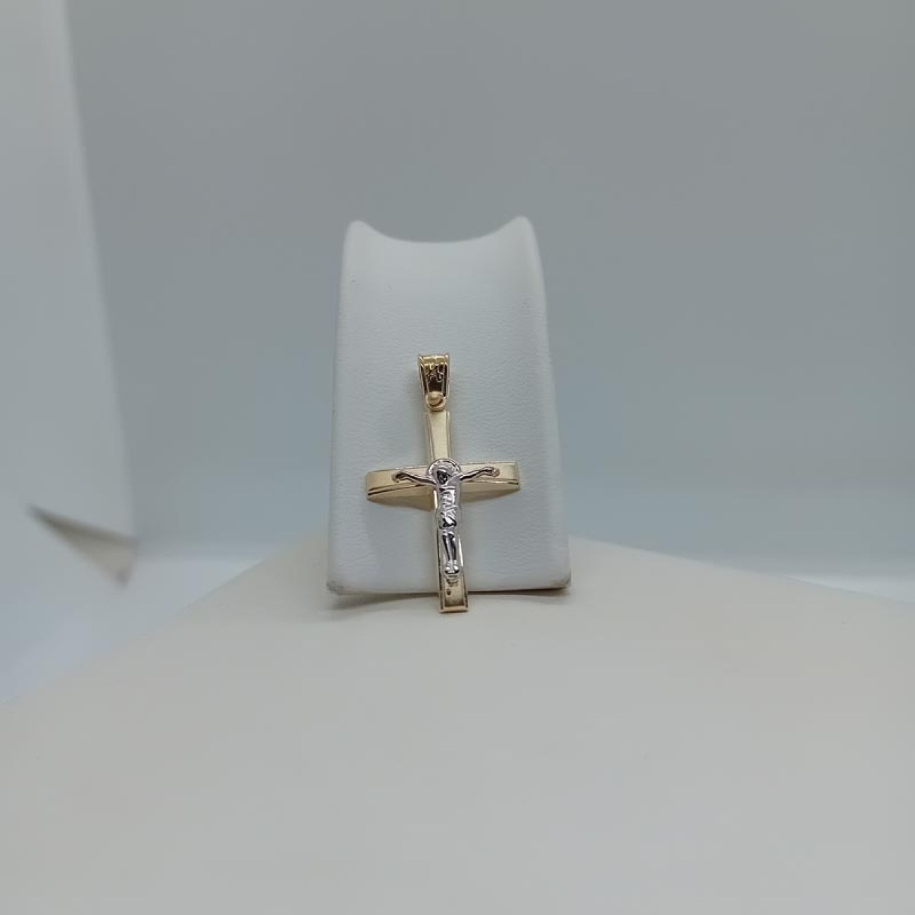 Σταυρός χρυσός ματ με ΕΣΤΑΥΡΩΜΕΝΟ