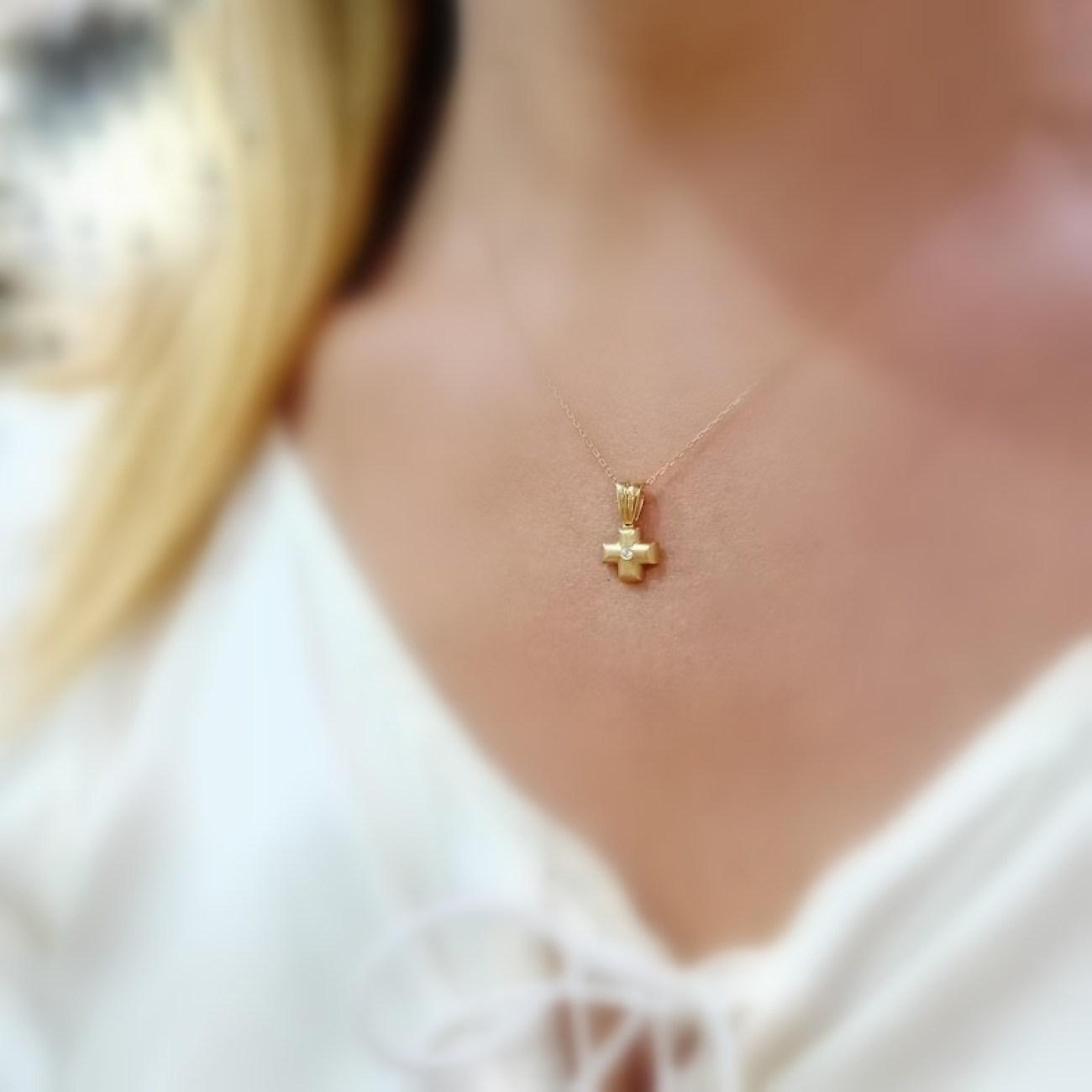 Σταυρός μικρός γυναικείος χρυσός Κ14 με 1 ζιργκόν