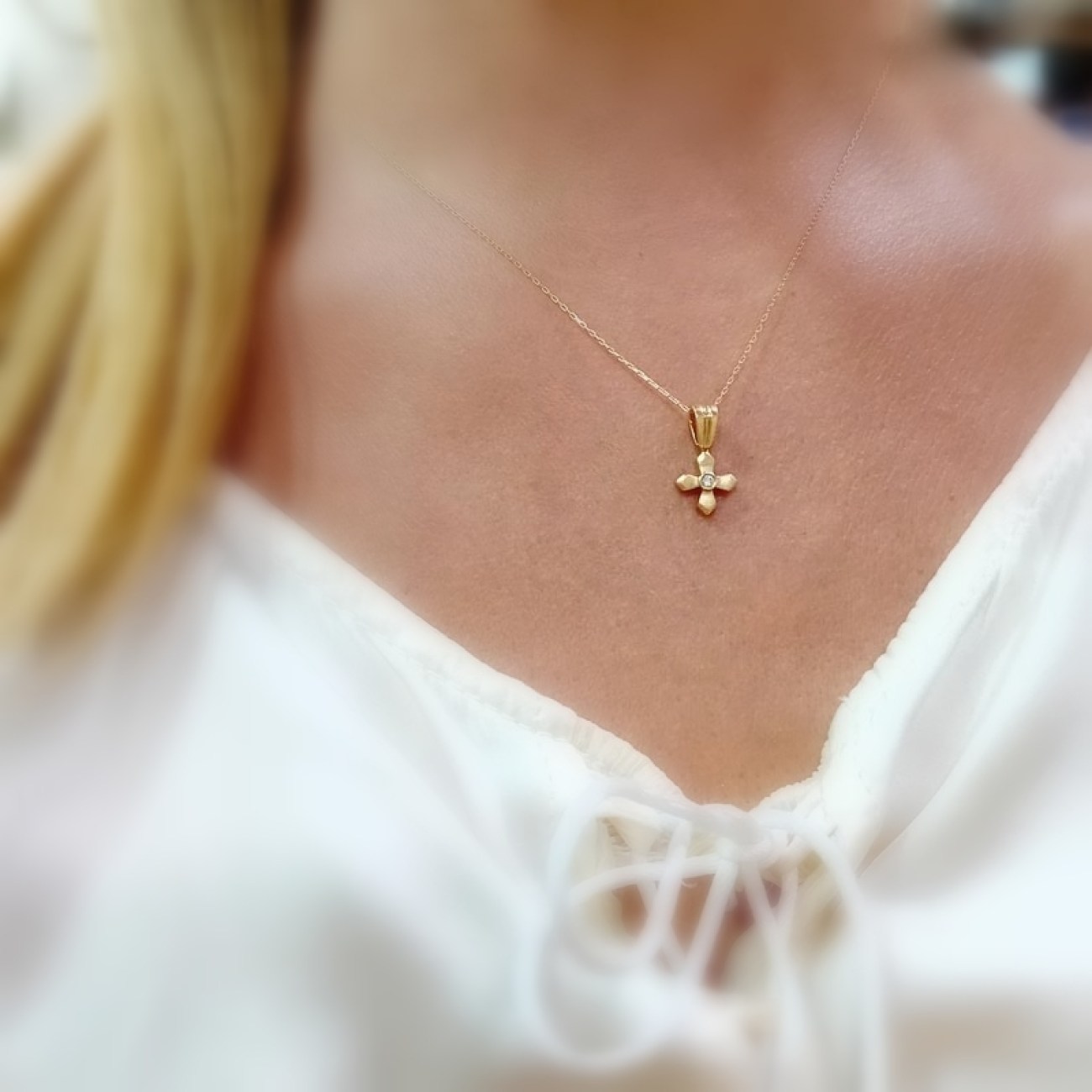 Χρυσό σταυρουδάκι Κ14 με 1 ζιργκόν