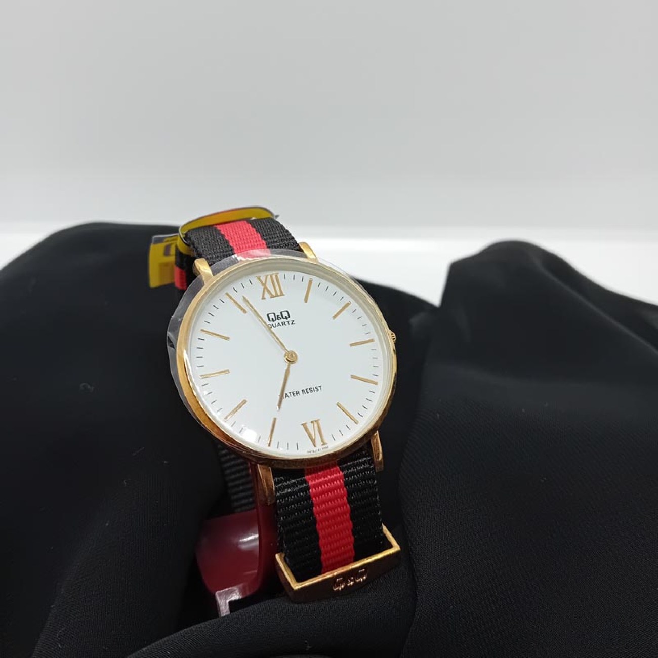 Ρολόι γυναικείο με δίχρωμο υφασμάτινο λουράκι