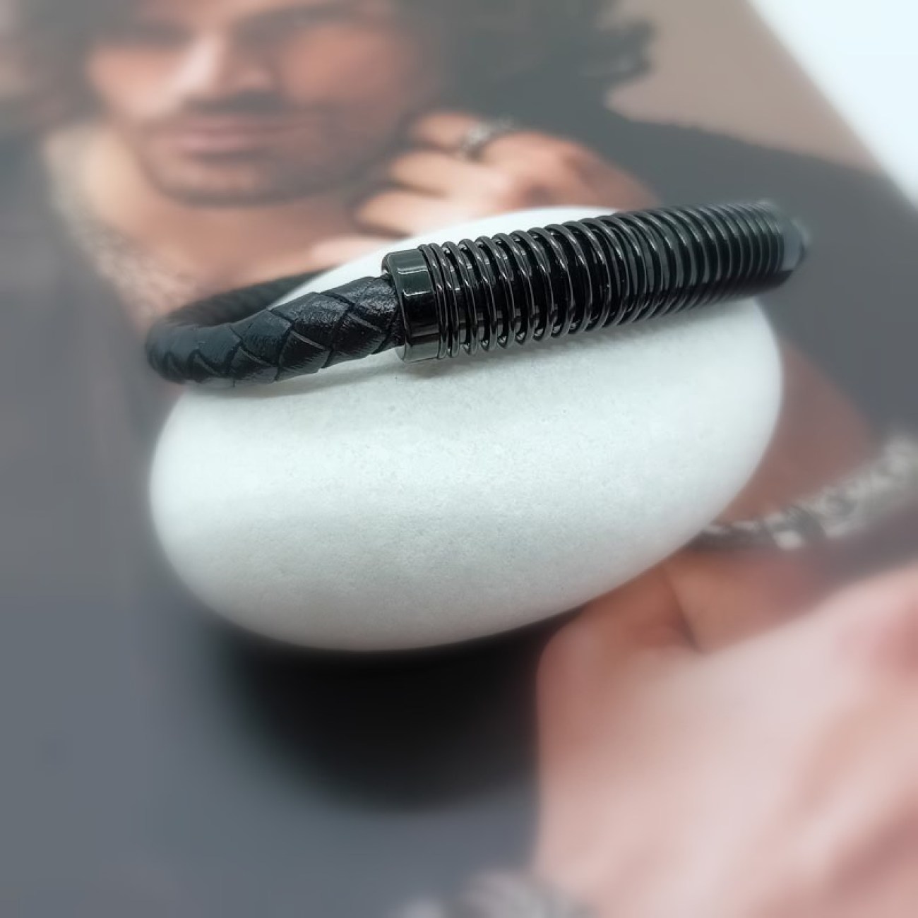 Μαύρο δερμάτινο ανδρικό βραχιόλι κούμπωμα με μαγνήτη