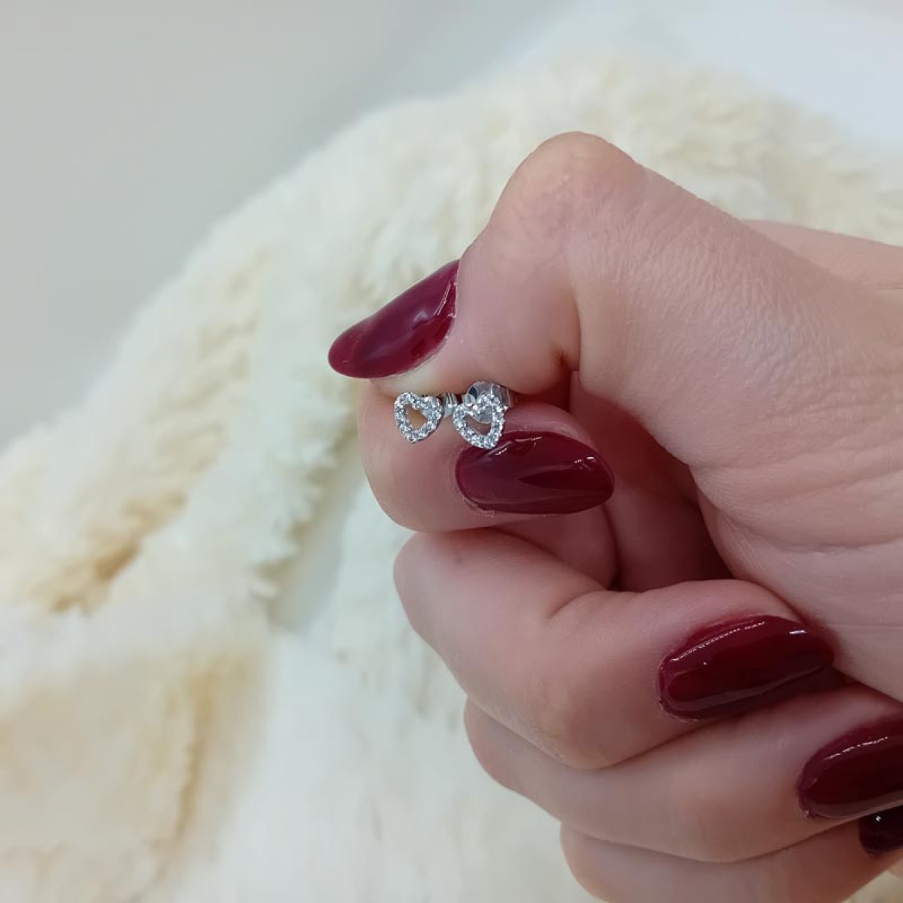 Σκουλαρίκια λευκόχρυσα καρδιές διάτρητες με ζιργκόν Κ14