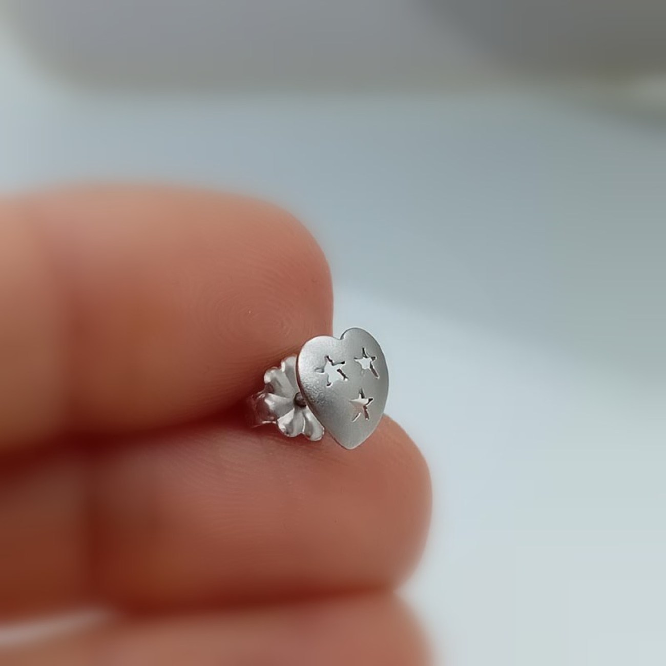 Σκουλαρίκια ΚΑΡΔΙΕΣ λευκόχρυσες διάτρητες με αστέρια Κ14