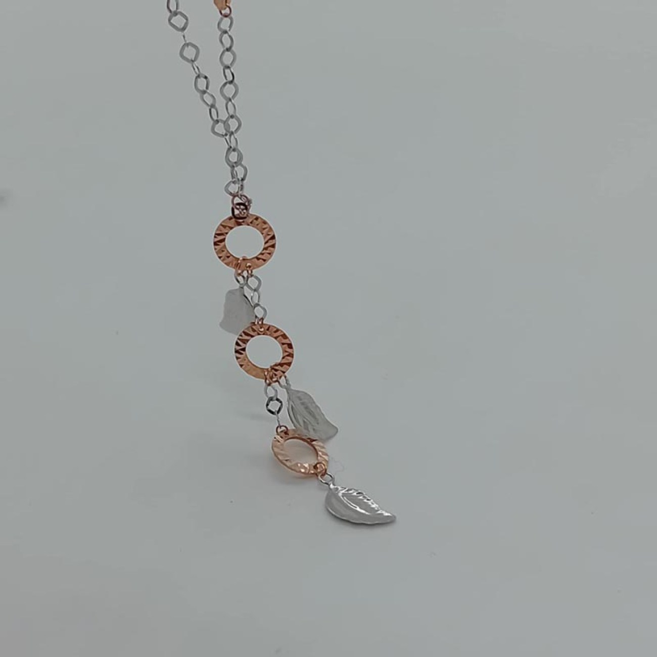 Κολιέ μακρύ- φυλλαράκια ροζ και λευκού χρυσού Κ14