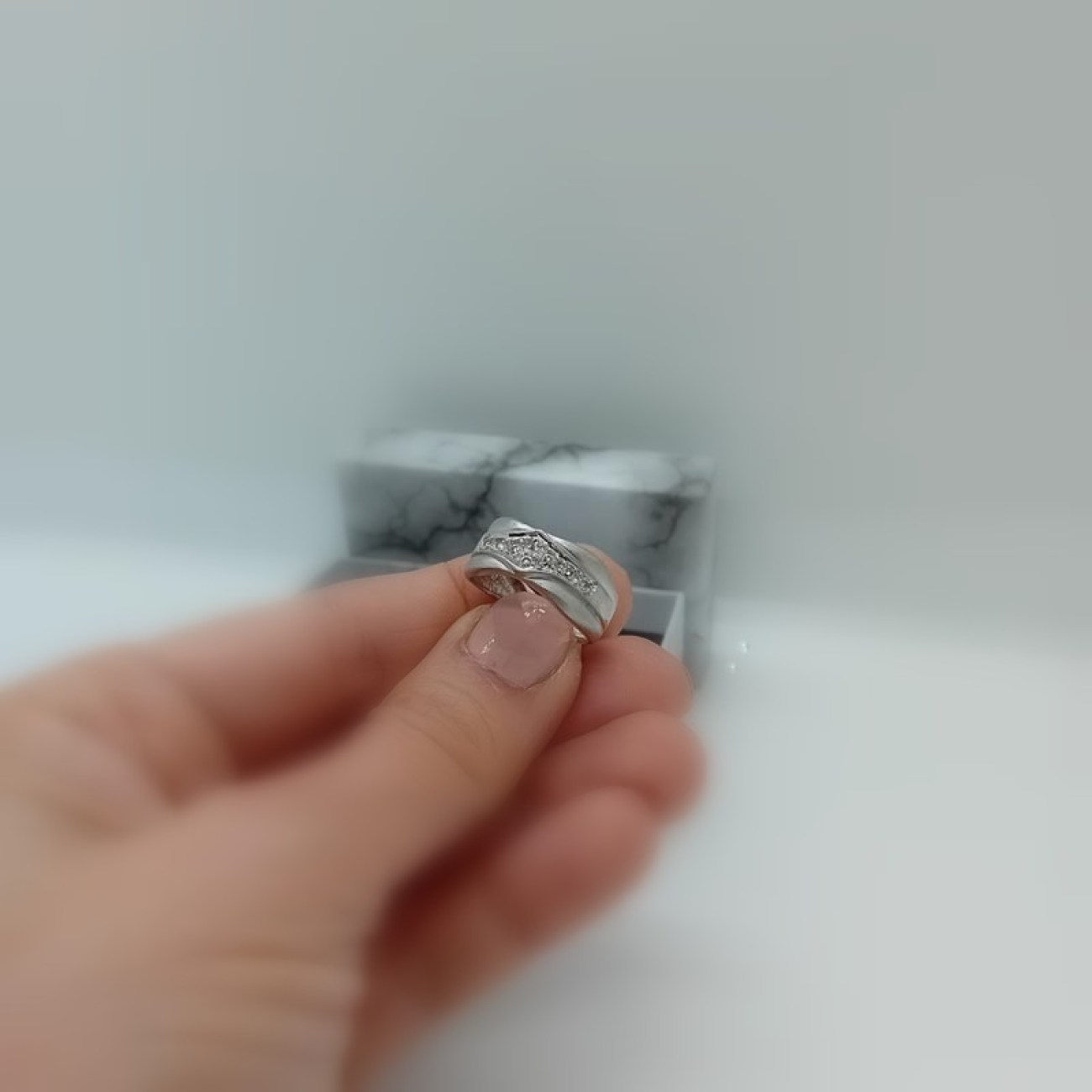 Λευκόχρυσο φαρδύ δαχτυλίδι Κ14 με ζιργκόν