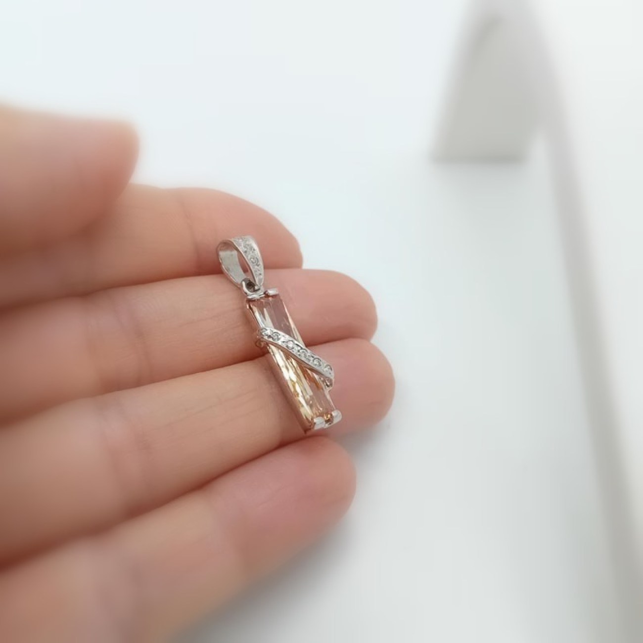 Λευκόχρυσο μενταγιόν Κ14 "στήλη" κιτρινωπό ζιργκόν