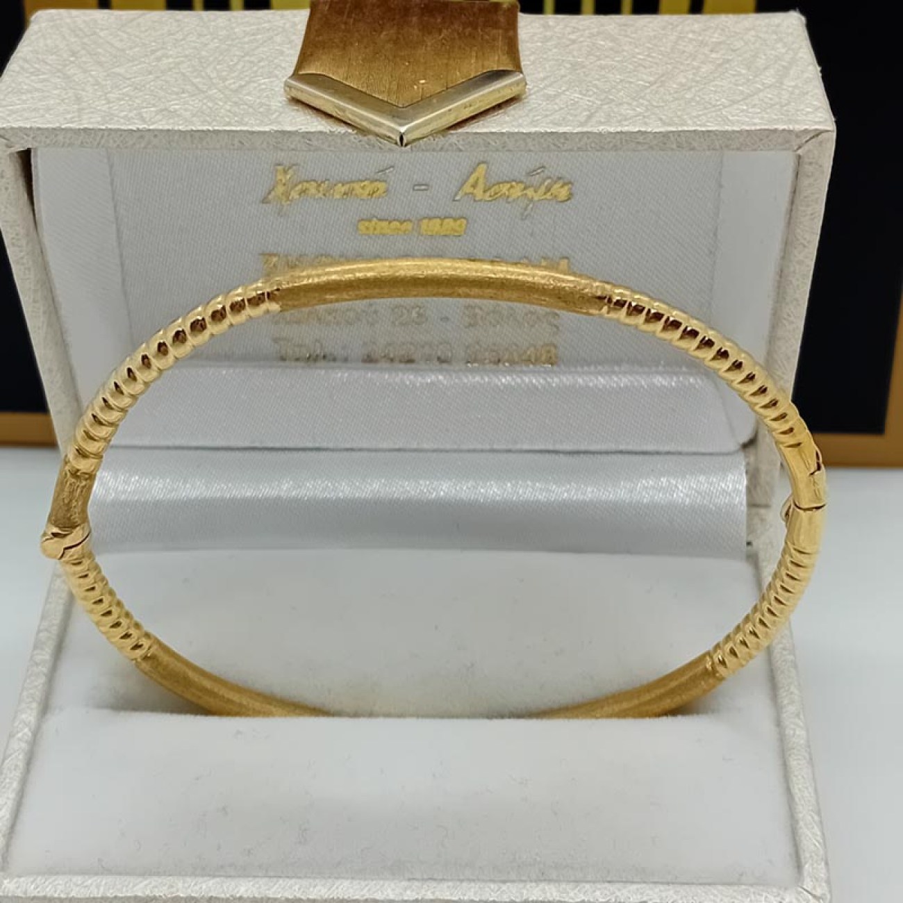 Χρυσό βραχιόλι χειροπέδα με σκάλισμα Κ14